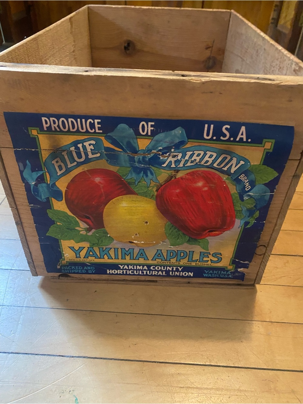 Blue Ribbon Yakima Apples Wooden Crate, excellent condition, 1940s